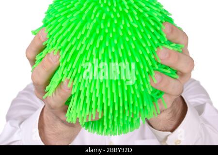 Virus come la sfera di gomma morbida tenuta da un uomo adulto Foto Stock