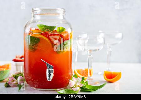 Punch frizzante di fragola e basilico Foto Stock