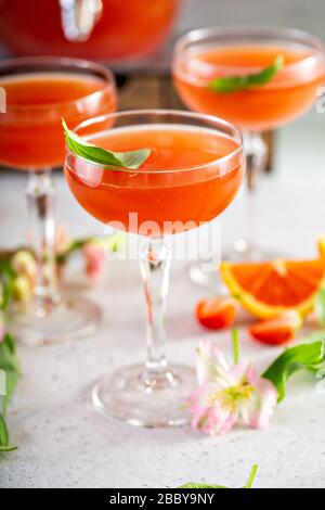 Punch frizzante di fragola e basilico Foto Stock