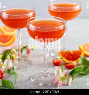 Punch frizzante di fragola e basilico Foto Stock