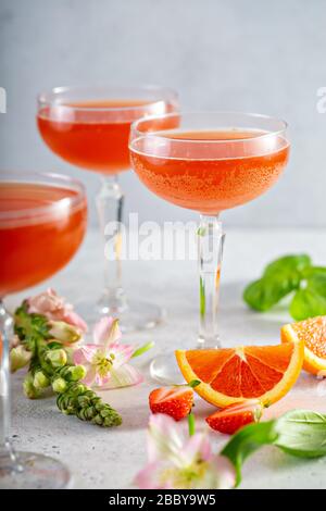 Punch frizzante di fragola e basilico Foto Stock