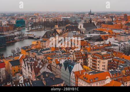 Wroclaw, pittoresca vista della vecchia isola di Thum e la Chiesa di nostra Signora della sabbia sulla torre della Cattedrale di San IION, fiume Odra.2020 Foto Stock