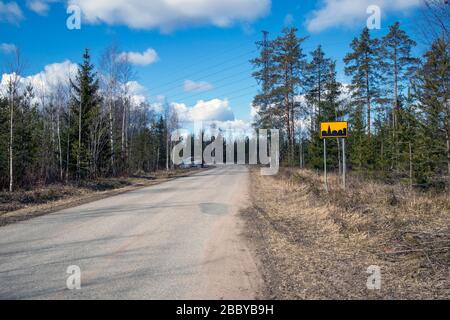 Strada rurale con un segno di zona edificato, Finlandia Foto Stock