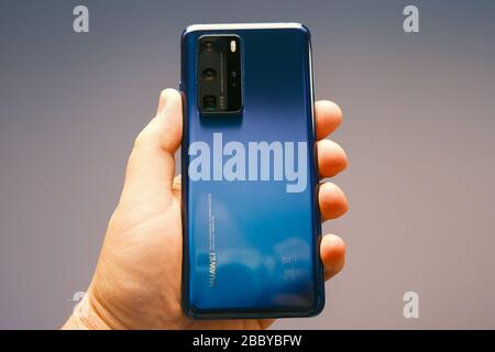 RIGA, LETTONIA, MARZO 2020 - lo smartphone Huawei P40 Pro appena lanciato viene visualizzato per scopi editoriali Foto Stock