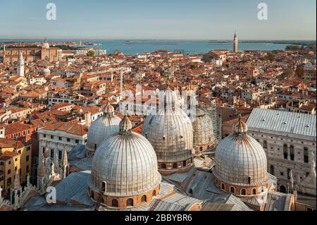 Venezia, Italia - 4 novembre 2016: Vista aerea su Venezia, Basilica di San Marco, tratta dal Campanile in una giornata di sole a fine autunno Foto Stock