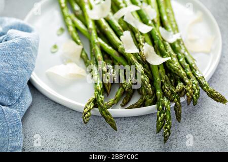 Asparagi arrosto con parmigiano Foto Stock