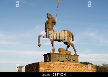 La statua di un centauro di Igor Mitoraj, a Pompei, Napoli, Italia Foto Stock