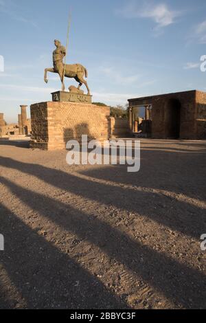 La statua di un centauro di Igor Mitoraj, a Pompei, Napoli, Italia Foto Stock