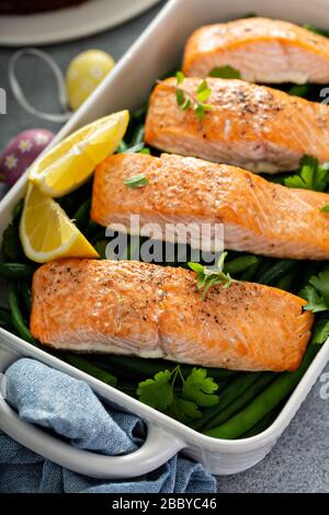 Salmone e fagioli verdi per Pasqua Foto Stock
