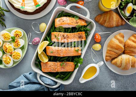 Salmone e fagioli verdi per Pasqua Foto Stock