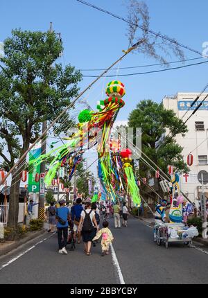 Aichi, GIAPPONE - 6 agosto 2016: Tradizionale decorazione di carta giapponese su pali di bambù. Festival Tanabata ad Anjo Tanabata Festival celebrazioni a Aichi Foto Stock