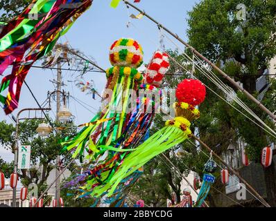 Aichi, GIAPPONE - 6 agosto 2016: Tradizionale decorazione di carta giapponese su pali di bambù. Festival Tanabata ad Anjo Tanabata Festival celebrazioni a Aichi Foto Stock