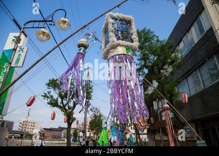 Aichi, GIAPPONE - 6 agosto 2016: Tradizionale decorazione di carta giapponese su pali di bambù. Festival Tanabata ad Anjo Tanabata Festival celebrazioni a Aichi Foto Stock