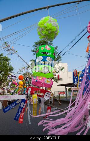 Aichi, GIAPPONE - 6 agosto 2016: Tradizionale decorazione di carta giapponese su pali di bambù. Festival Tanabata ad Anjo Tanabata Festival celebrazioni a Aichi Foto Stock