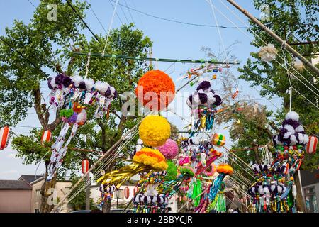 Aichi, GIAPPONE - 6 agosto 2016: Tradizionale decorazione di carta giapponese su pali di bambù. Festival Tanabata ad Anjo Tanabata Festival celebrazioni a Aichi Foto Stock