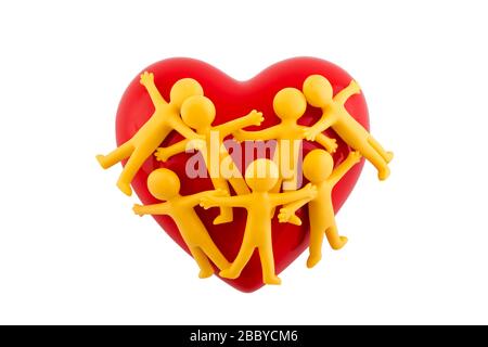 Gruppo di persone che si conficca con il cuore rosso isolato su sfondo bianco con tracciato di ritaglio Foto Stock