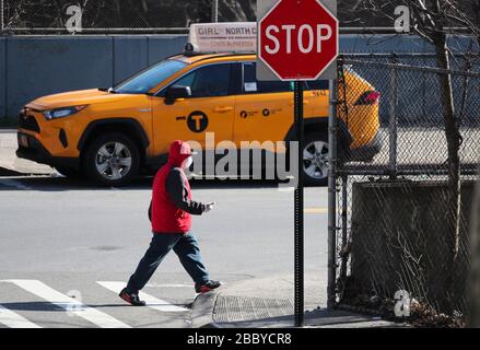 New York, Stati Uniti. 1st Apr, 2020. Un uomo cammina su una strada nel Queens di New York, gli Stati Uniti, 1 aprile 2020. Gli Stati Uniti il mercoledì sono diventati la prima nazione con più di 200.000 infezioni da COVID-19, secondo un nuovo tally della Johns Hopkins University. Credito: Wang Ying/Xinhua/Alamy Live News Foto Stock