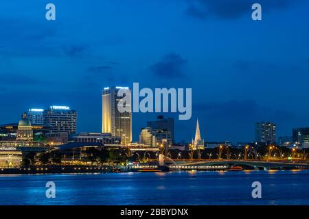 Singapore, Singapore - 14 FEBBRAIO 2020: Vista al Singapore City Skyline di notte Foto Stock