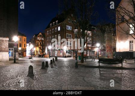 Strade vuote la sera a Dusseldorf durante la crisi del Corona, Liefergasse. Foto Stock