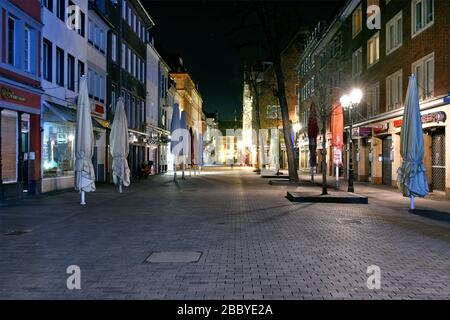 Strade vuote la sera a Dusseldorf durante la crisi del Corona, Bolkerstrasse, Città Vecchia. Foto Stock