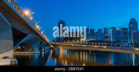 Singapore, Singapore - 14 FEBBRAIO 2020: Vista al Singapore City Skyline di notte Foto Stock