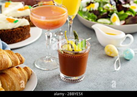 Cocktail rinfrescanti per il brunch pasquale Foto Stock