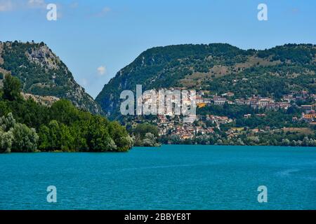 Vista sul Lago di Barrea nella regione Abruzzo, Italia Foto Stock