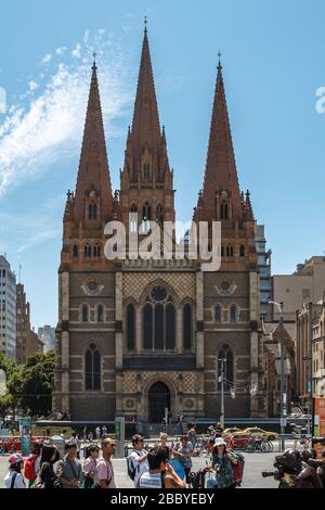 Cattedrale di San Paolo a Federation Square a Melbourne Foto Stock