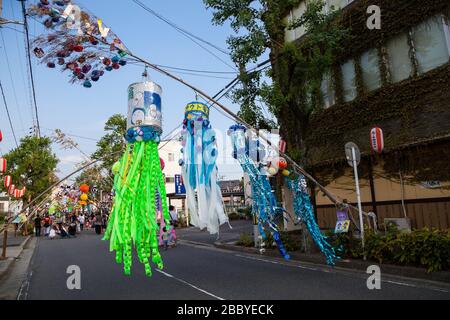 Aichi, GIAPPONE - 6 agosto 2016: Tradizionale decorazione di carta giapponese su pali di bambù. Festival Tanabata ad Anjo Tanabata Festival celebrazioni a Aichi Foto Stock