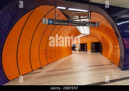 Monaco di Baviera - Germania, 31. Marzo 2020: Stazione ferroviaria vuota a causa del virus Corona a Marienplatz, Monaco di Baviera in Germania Foto Stock