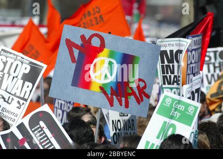 Migliaia di manifestanti contro la guerra marciano per le strade di Londra, protestando contro i britannici e la guerra degli Stati Uniti in Iraq. Foto di James Boardman Foto Stock