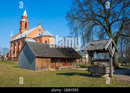 Le colline di Kernave, Lituania, patrimonio mondiale dell'UNESCO, era una capitale medievale del Granducato, la Chiesa, la casa in legno e l'antico pozzo d'acqua in legno Foto Stock