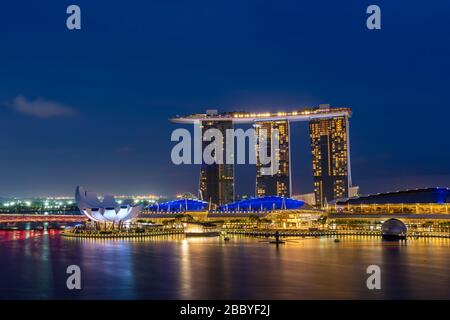 SINGAPORE CITY, SINGAPORE - 10 FEBBRAIO 2020: Vista delle sabbie di Marina Bay di notte, viaggio, Singapore Foto Stock