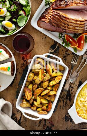 Patate arrosto su un tavolo festivo di Pasqua Foto Stock