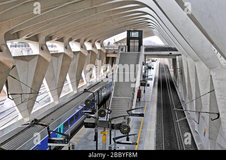 Treno TGV nella stazione ferroviaria di Lione Saint Exupery aeroporto internazionale, Satolas, Francia Foto Stock