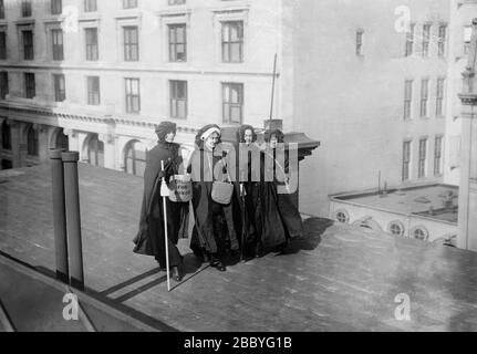 Gli escursionisti a suffragio che hanno preso parte all'escursione a suffragio da New York City a Washington, D.C. che ha aderito al 3 marzo 1913 National American Woman suffragle Association parade Foto Stock