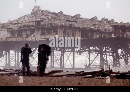 Brighton, Regno Unito 30 dicembre 2002 - lo storico West Pier di Brighton soccombe agli elementi dopo i venti forti e la pioggia la scorsa notte. La maggior parte di quello che era la sala da ballo scivolava nel mare. Foto James Boardman Foto Stock