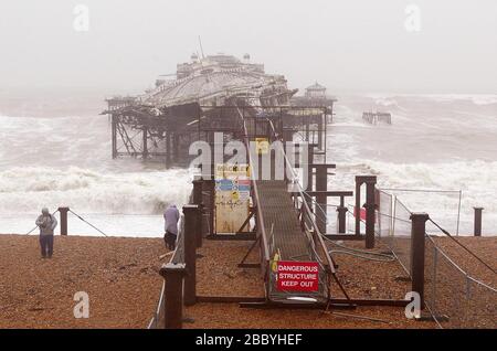 Brighton, Regno Unito 30 dicembre 2002 - lo storico West Pier di Brighton soccombe agli elementi dopo i venti forti e la pioggia la scorsa notte. La maggior parte di quello che era la sala da ballo scivolava nel mare. Foto James Boardman Foto Stock