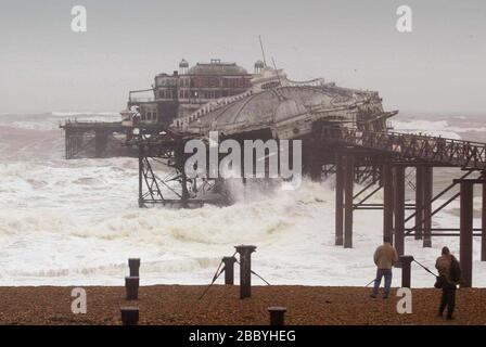 Brighton, Regno Unito 30 dicembre 2002 - lo storico West Pier di Brighton soccombe agli elementi dopo i venti forti e la pioggia la scorsa notte. La maggior parte di quello che era la sala da ballo scivolava nel mare. Foto James Boardman Foto Stock