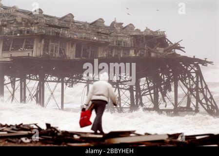 Brighton, Regno Unito 30 dicembre 2002 - lo storico West Pier di Brighton soccombe agli elementi dopo i venti forti e la pioggia la scorsa notte. La maggior parte di quello che era la sala da ballo scivolava nel mare. Foto James Boardman Foto Stock