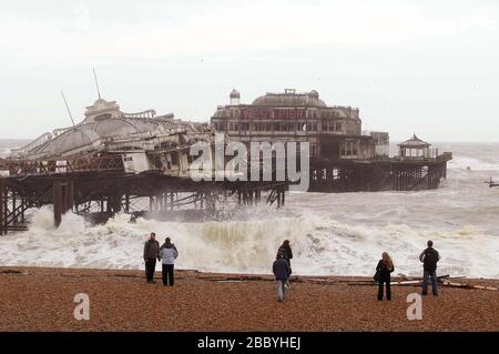 Brighton, Regno Unito 30 dicembre 2002 - lo storico West Pier di Brighton soccombe agli elementi dopo i venti forti e la pioggia la scorsa notte. La maggior parte di quello che era la sala da ballo scivolava nel mare. Foto James Boardman Foto Stock