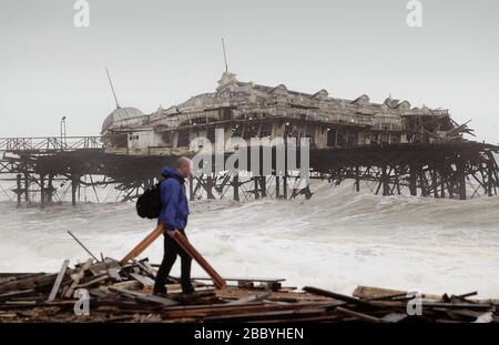 Brighton, Regno Unito 30 dicembre 2002 - lo storico West Pier di Brighton soccombe agli elementi dopo i venti forti e la pioggia la scorsa notte. La maggior parte di quello che era la sala da ballo scivolava nel mare. Foto James Boardman Foto Stock