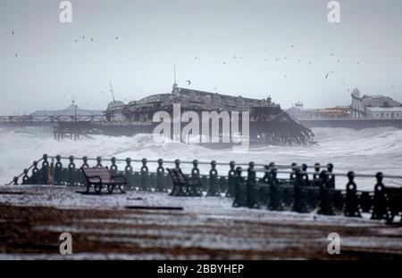 Brighton, Regno Unito 30 dicembre 2002 - lo storico West Pier di Brighton soccombe agli elementi dopo i venti forti e la pioggia la scorsa notte. La maggior parte di quello che era la sala da ballo scivolava nel mare. Foto James Boardman Foto Stock