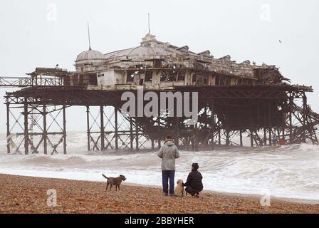 Brighton, Regno Unito 30 dicembre 2002 - lo storico West Pier di Brighton soccombe agli elementi dopo i venti forti e la pioggia la scorsa notte. La maggior parte di quello che era la sala da ballo scivolava nel mare. Foto James Boardman Foto Stock