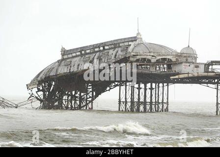 Brighton, Regno Unito 30 dicembre 2002 - lo storico West Pier di Brighton soccombe agli elementi dopo i venti forti e la pioggia la scorsa notte. La maggior parte di quello che era la sala da ballo scivolava nel mare. Foto James Boardman Foto Stock