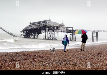 Brighton, Regno Unito 30 dicembre 2002 - lo storico West Pier di Brighton soccombe agli elementi dopo i venti forti e la pioggia la scorsa notte. La maggior parte di quello che era la sala da ballo scivolava nel mare. Foto James Boardman Foto Stock