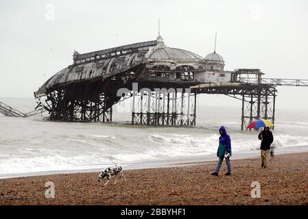 Brighton, Regno Unito 30 dicembre 2002 - lo storico West Pier di Brighton soccombe agli elementi dopo i venti forti e la pioggia la scorsa notte. La maggior parte di quello che era la sala da ballo scivolava nel mare. Foto James Boardman Foto Stock