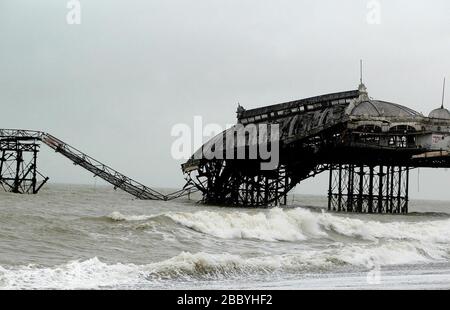 Brighton, Regno Unito 30 dicembre 2002 - lo storico West Pier di Brighton soccombe agli elementi dopo i venti forti e la pioggia la scorsa notte. La maggior parte di quello che era la sala da ballo scivolava nel mare. Foto James Boardman Foto Stock