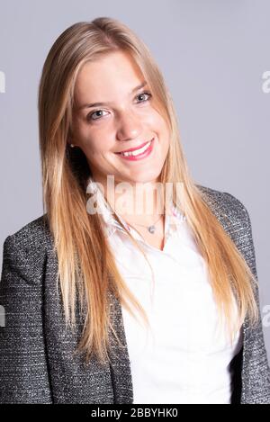 Immagine di applicazione di una giovane donna bionda Foto Stock