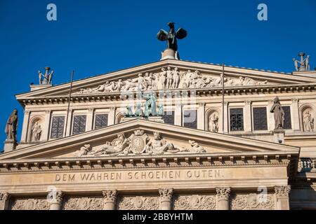 Facciata del teatro „Alte Oper Frankfurt „(vecchia opera) con iscrizione schönen dem wahren   guten, tradotto in inglese al vero bel bene) Foto Stock